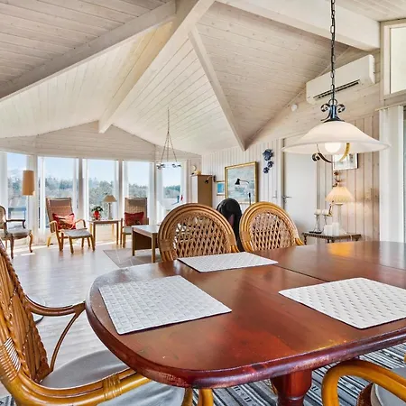 Ferienhaus Lovely, Authentic 350 Meters From The
